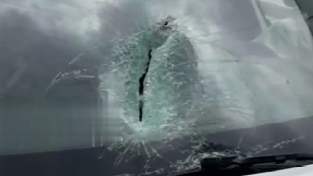 车辆高速行驶时被不明物体击穿挡风玻璃，车主：刚买的车，自己报保险修了