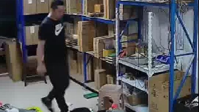 妻子在地上临时休息，结果丈夫的一个动作…