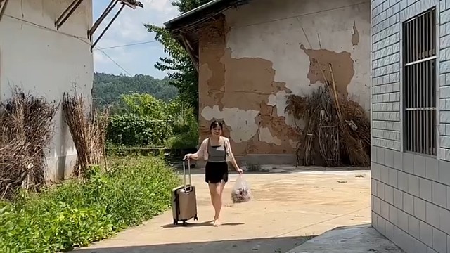 小姨上学的几个月，一直哭着闹着要小姨，好不容易等她放假回来了……