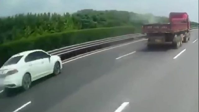 大车突然爆胎幸亏小车及时减速！