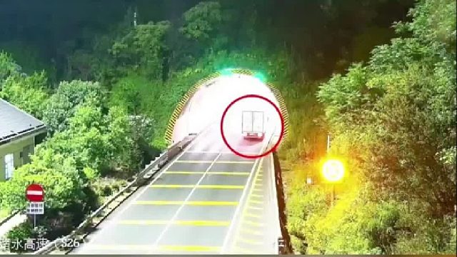 驾驶员：”没倒车！滑的！，这波“逆天操作”必须罚！