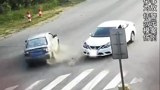 小白车直行过路口小灰车未让行，事故一触即发！
