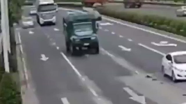 大车变道未发现与其并排行驶的小车！