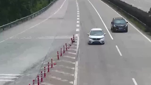 小车错过出口后倒车。车辆瞬间被撞报废！