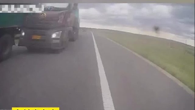 强行超车酿事故，这样“抢行”驶不得！