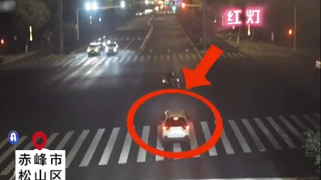 深夜出租车正常过路口，下一秒被闯红灯的轿车撞击！
