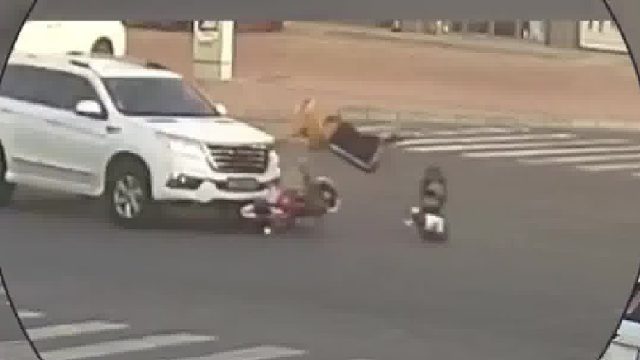 电动车与机动车相撞，佩戴安全头盔仅受轻伤！