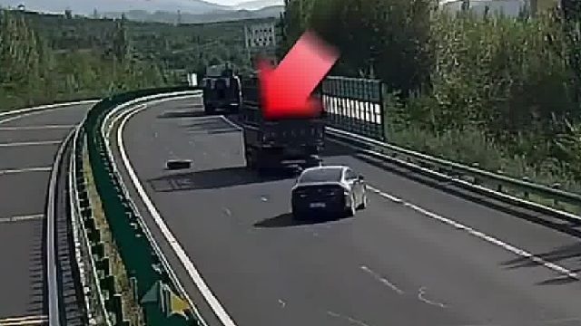 货车轮胎突然脱落高速公路！