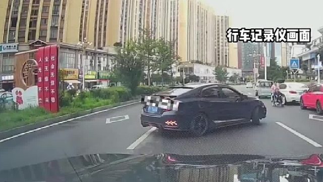 男子“路怒症”恶意别车！