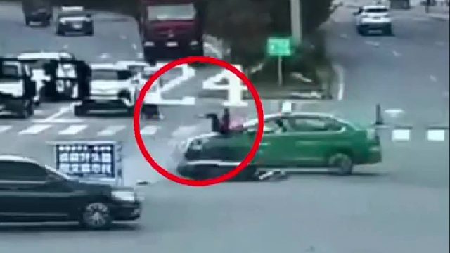 摩托车无证驾驶闯红灯戴头盔护安全！