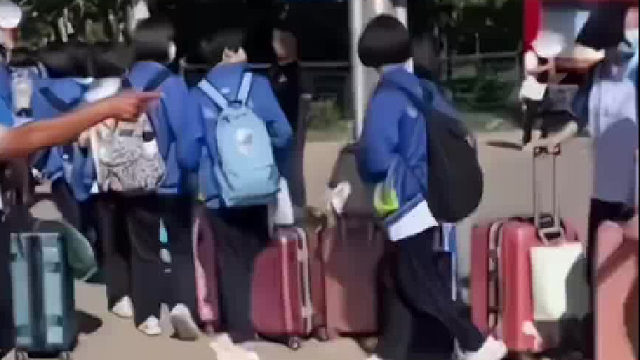 保安大爷对学生“拳打脚踢”，孩子们却哈哈大笑起来