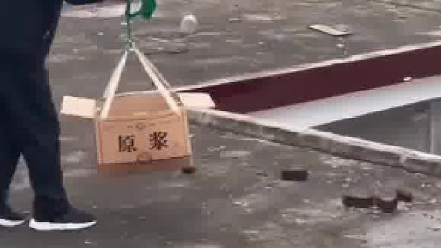 大学生回来居家隔离，家人无接触送饭。可忙坏了一家人……