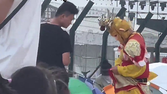 拍照给钱是什么套路？玩偶造型人物热情拉人合影