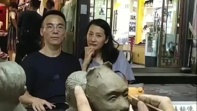 夫妻请泥塑师制作双人像，以浪漫的方式纪念结婚二十周年