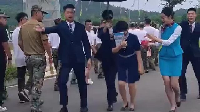 教师节 当天，学生给老师送上女明星待遇