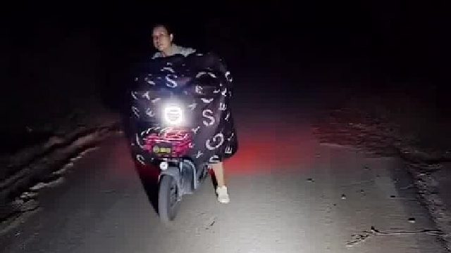 老爷爷担心儿媳妇下班晚