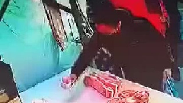 手法如此娴熟，应该是个惯犯了