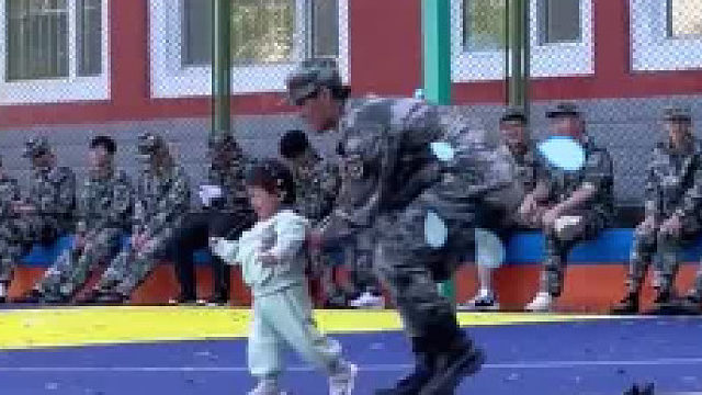 军训场上来了一个小朋友，被教官吓哭了跑去找妈妈