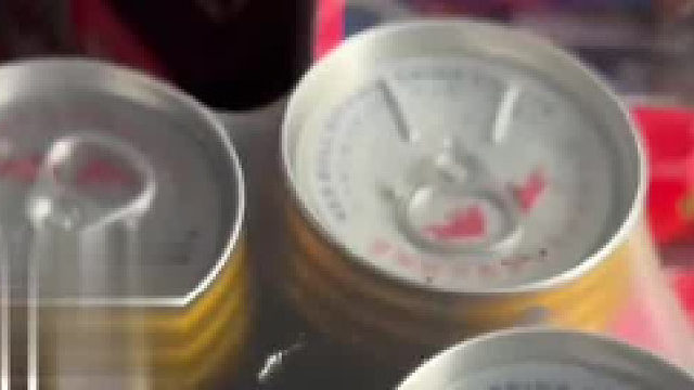 男子买饮料遇糊涂大爷,起初算了100多,然后算成3000多,男子用计算器算出72元,大爷 76