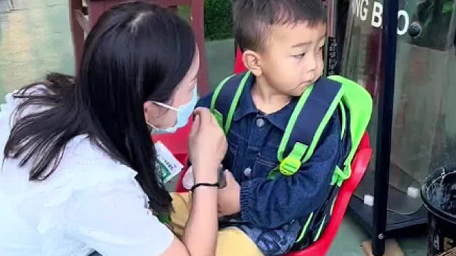 小宝贝一点也不怕生后面跟着老师一起去玩滑滑梯过了一会就被妈妈接走了