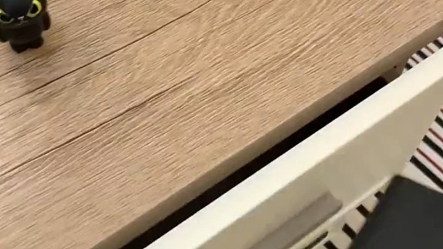 女同学床头柜的摆件