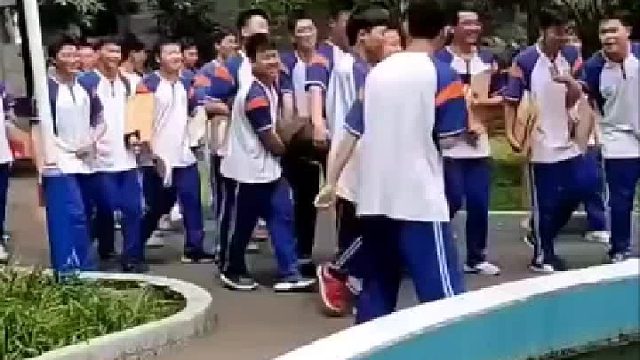 “滴水之恩当涌泉相报。”