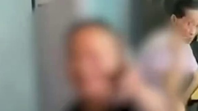 男子烧烤摊骚扰威胁陌生女性，叫嚣老子弄死你