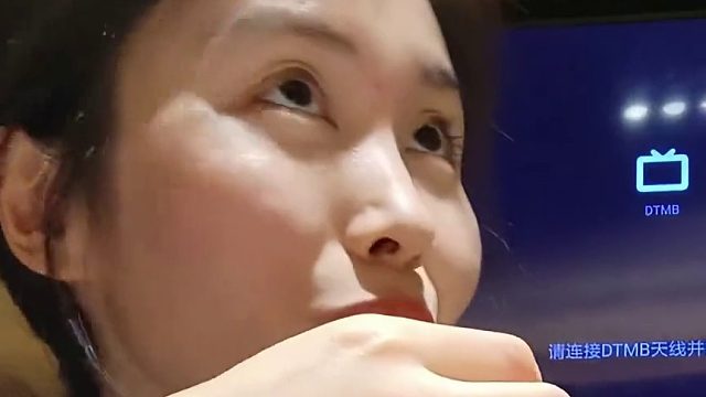 当女儿询问妈妈，为何要多花钱买一等座时，妈妈的一番话令人动容