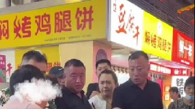 男子路边摆孩子病例求捐款，路边大哥怀疑其真实性…   大哥：如果能证明孩子是你的，我们大伙都会捐！