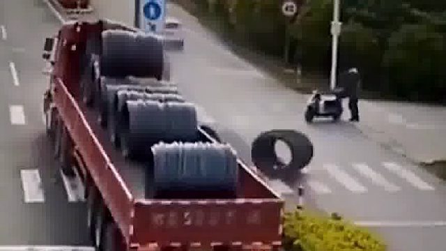 电动车的腿都软了，吓一跳