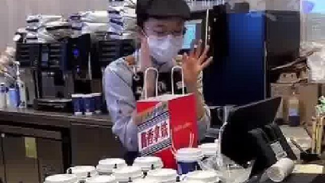 女生兴致勃勃去点咖啡