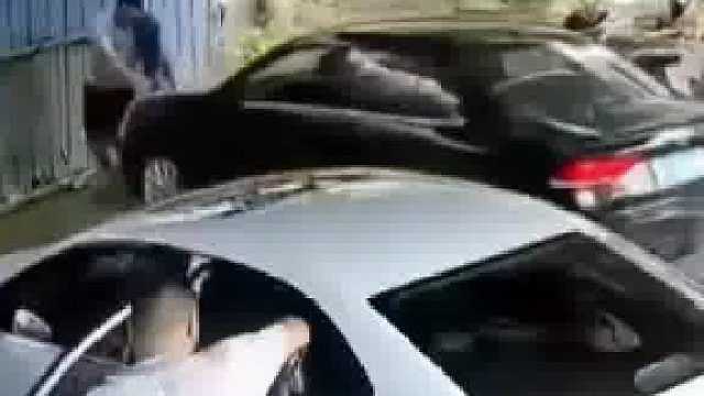 洗车场小哥被撞瞬间神反应 惊险躲过