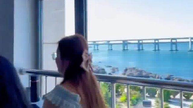 大學(xué)教室窗外就是海景，靠窗的位置應(yīng)該很難搶吧
