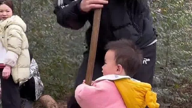 小女孩和爸爸在田间玩旋转木马，好温馨.