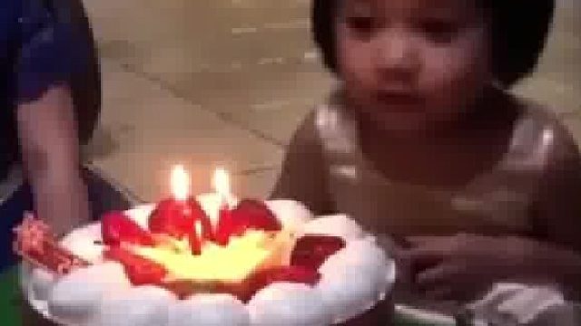 妹妹过生日，全家为她庆祝..