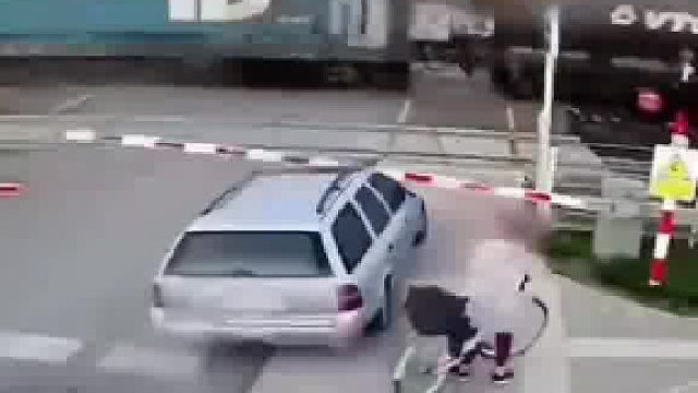 不管不顾地往火车上撞，是失控了吗？