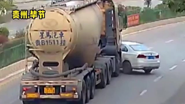 大车违法变道直行小车被撞得调转车头！