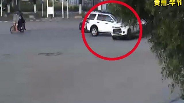 越野车左转弯闯红灯，撞翻正常行驶小货车！