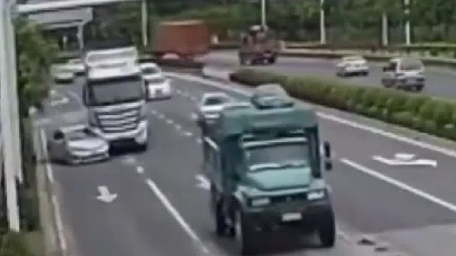 大车变道未发现与其并排行驶的小车！