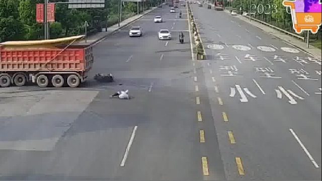 这个伙子也太幸运了，撞上大货车无损伤！