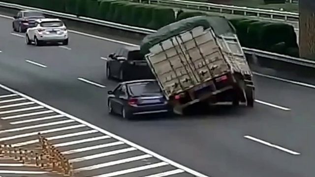 黑色小车在高速随意停车，致使后面货车刹车不及侧翻！