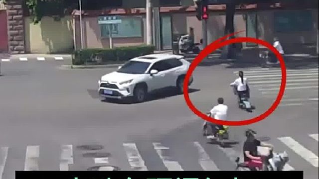 电动车硬闯红灯，货车躲闪不及直接撞击！