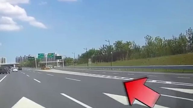 宝马高速连变三车道啊给人家目的了都更改了啊！