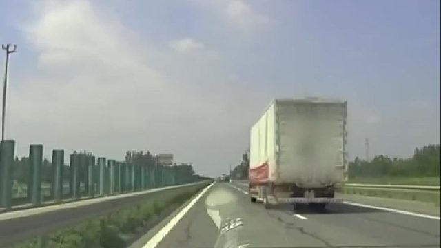 真“有理”变道不观察，反怪别人速度快！