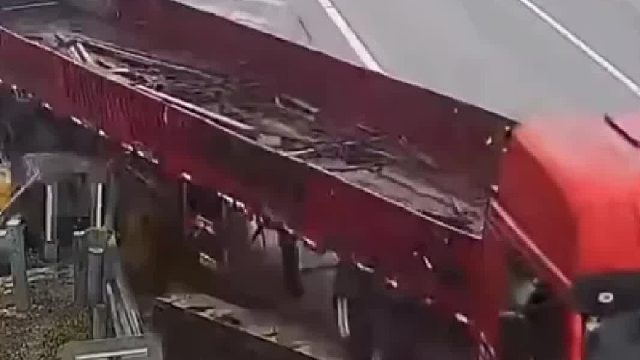 小车驾驶员实线变道，把大货车逼成了滑板车！