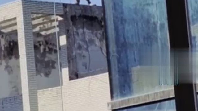 女子称自己坐在屋子客厅里时，一男子站对面楼上望着自己家方向：“很害怕，现在窗帘都不敢打开”