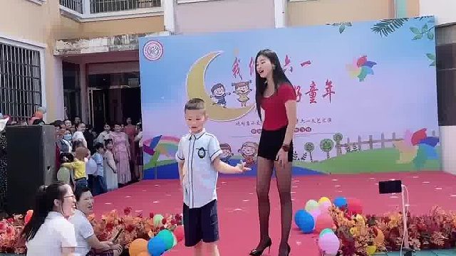 老婆去儿子学校参加走秀，活跃气氛
