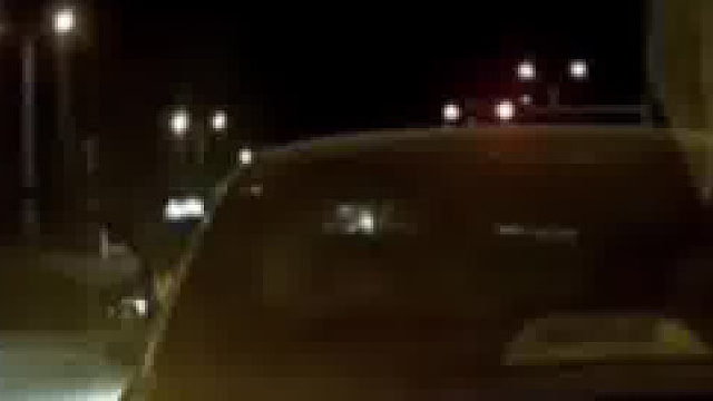 后车鸣笛提醒前车溜车，前车下车后疯狂输出：“我怎么会溜车 一直踩着离合”