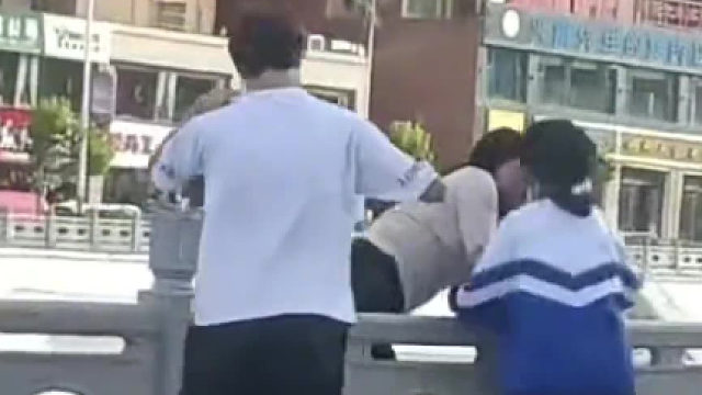 女子欲跳河，被路过学生发现急忙拉住