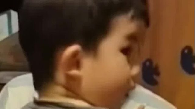 我刚刚看到一个男孩拉裤子上了，被他爸爸倒立在阳台外